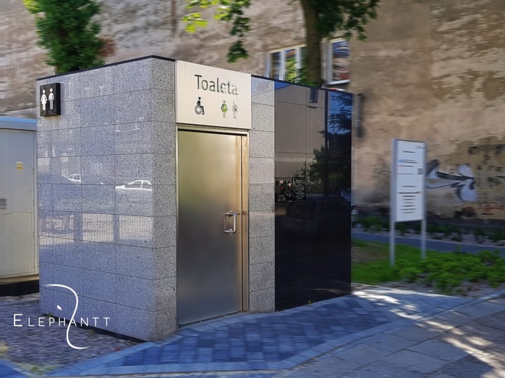 Automatyczna jednostanowiskowa prostokątna toaleta miejska przy ul. Andrzeja Struga w Łodzi.