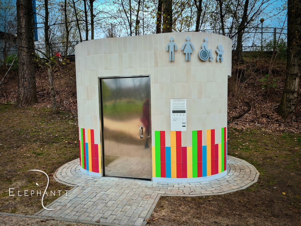 Automatyczna jednostanowiskowa owalna toaleta miejska w Katowicach.