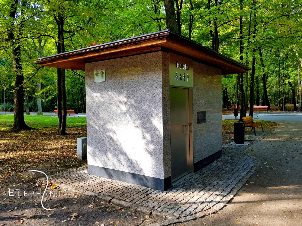 Automatyczna jednostanowiskowa prostokątna toaleta miejska w Dąbrowie  Górniczej.