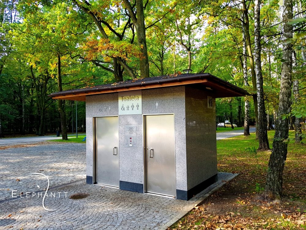 Automatyczna dwustanowiskowa toaleta miejska w Dąbrowie Górniczej