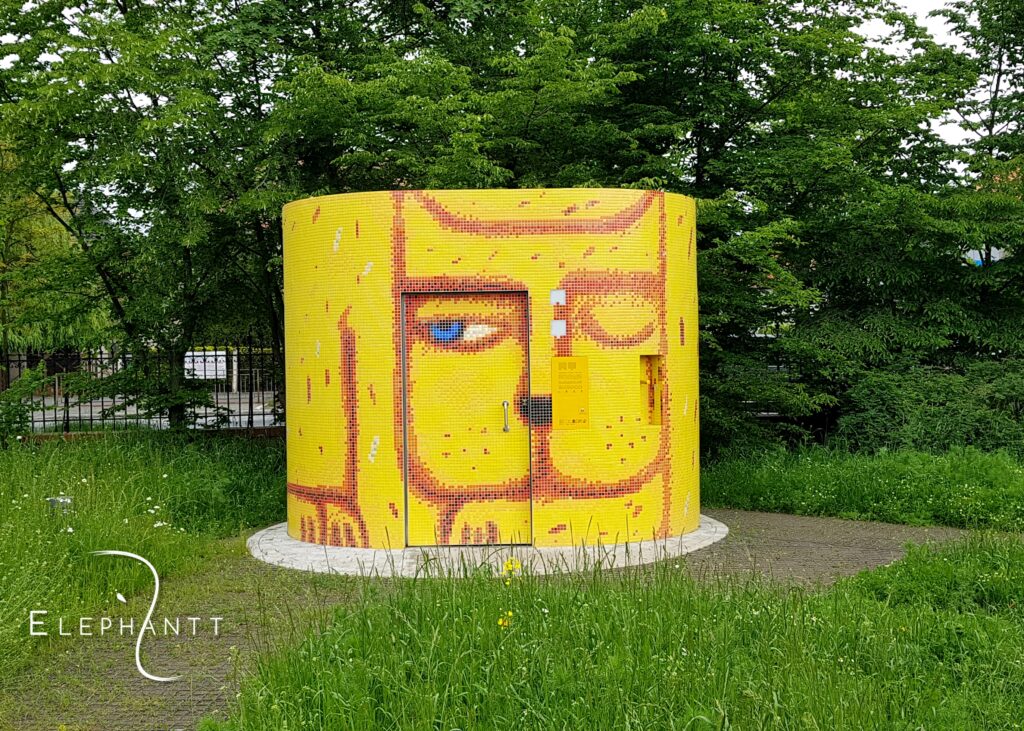 Automatyczna jednostanowiskowa owalna toaleta miejska w Parku Kasprowicza we Wrocławiu.
