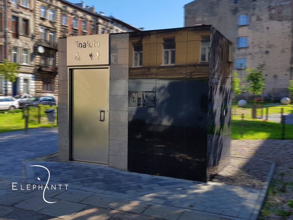 Automatyczna jednostanowiskowa prostokątna toaleta miejska przy ul. Andrzeja Struga w Łodzi.