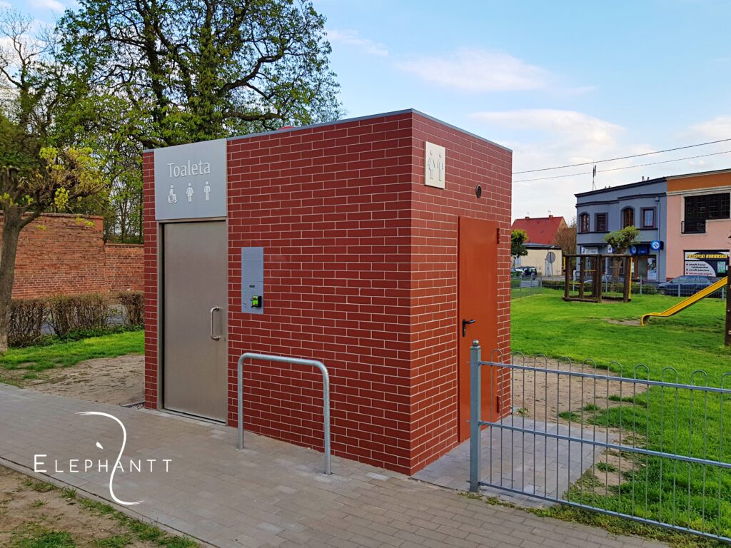 Automatyczna jednostanowiskowa prostokątna toaleta miejska City S1 we Wschowie przy Placu Grunwaldu.